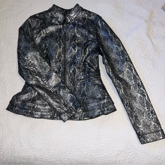 White House Black Market Petite Foiled Denim Python-Print Peplum Jacket size 2 - Picture 3 of 13